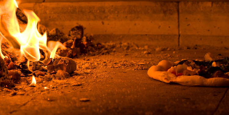 pizza cuite au feu de bois