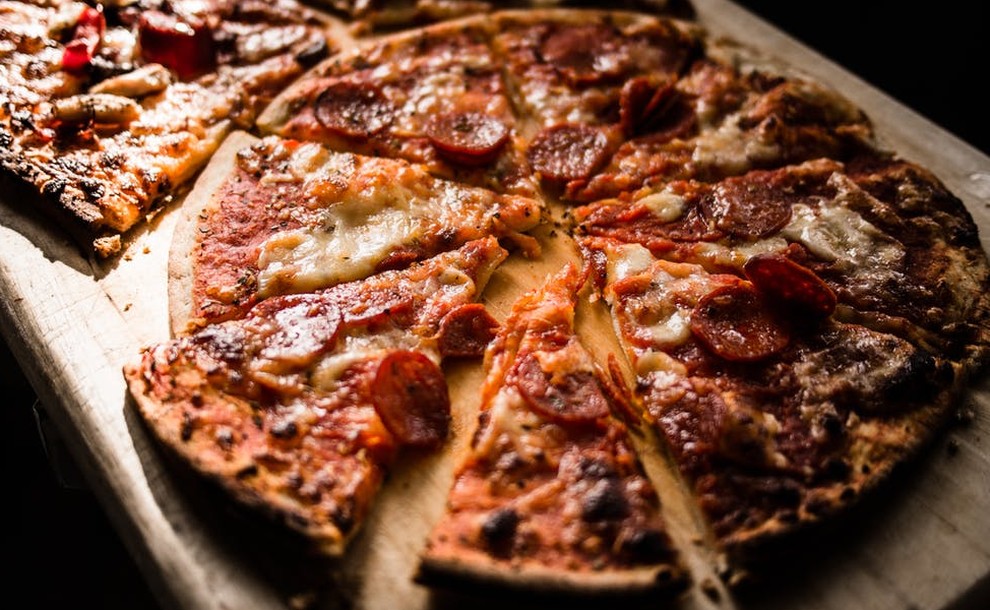 pizza avec bonne pâte à pizza bien étalée